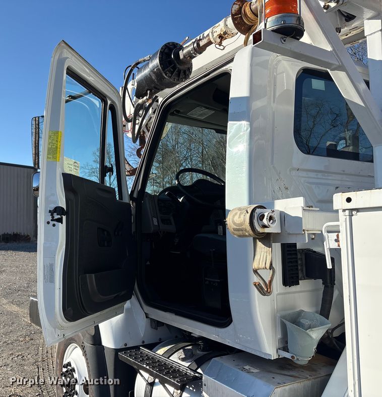 image for item DT2760 2016 International 7300 digger derrick truck