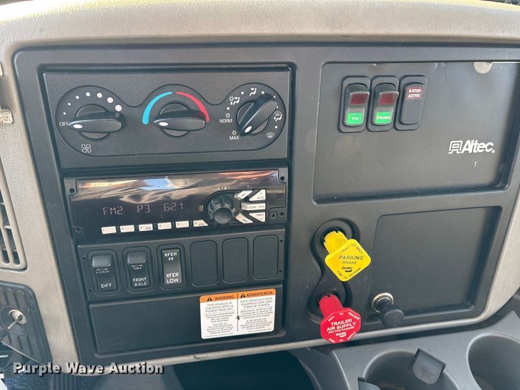 image for item DT2760 2016 International 7300 digger derrick truck