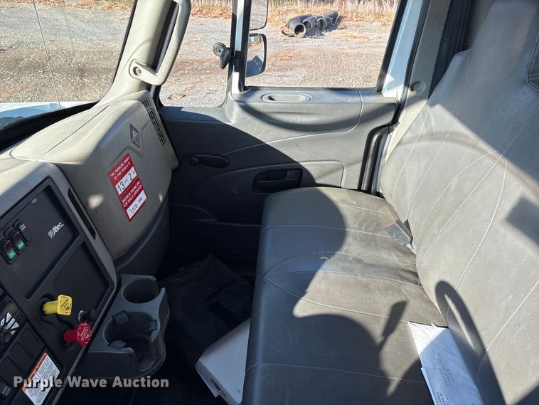 image for item DT2760 2016 International 7300 digger derrick truck