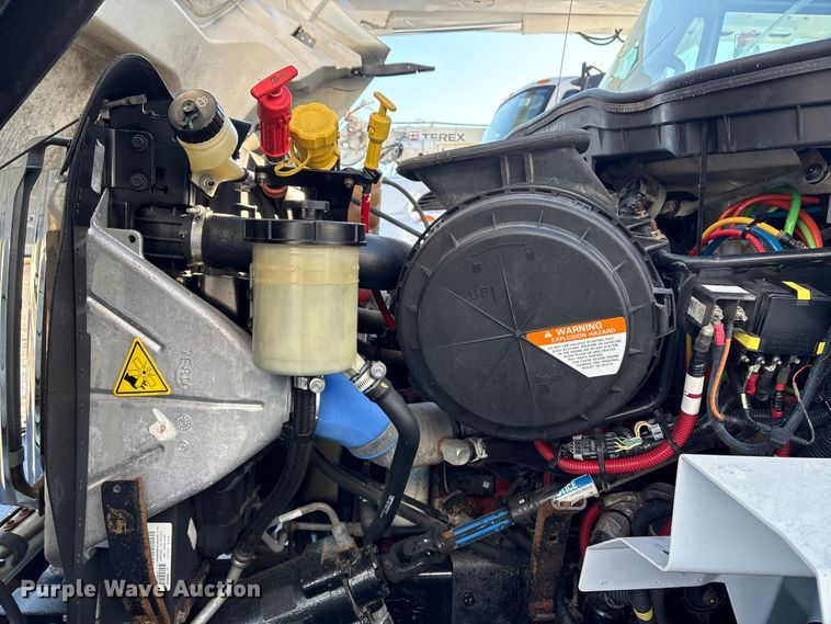 image for item DT2760 2016 International 7300 digger derrick truck