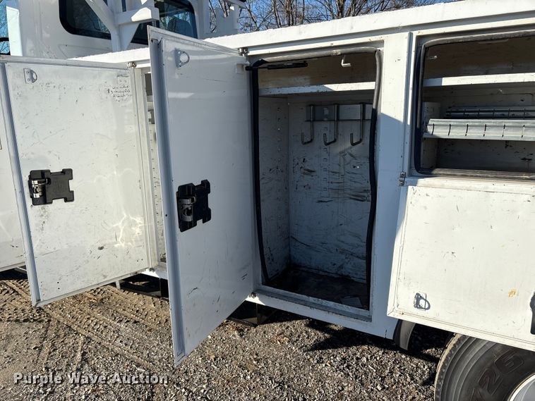 image for item DT2760 2016 International 7300 digger derrick truck