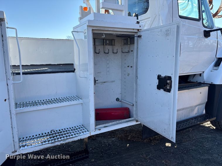 image for item DT2760 2016 International 7300 digger derrick truck