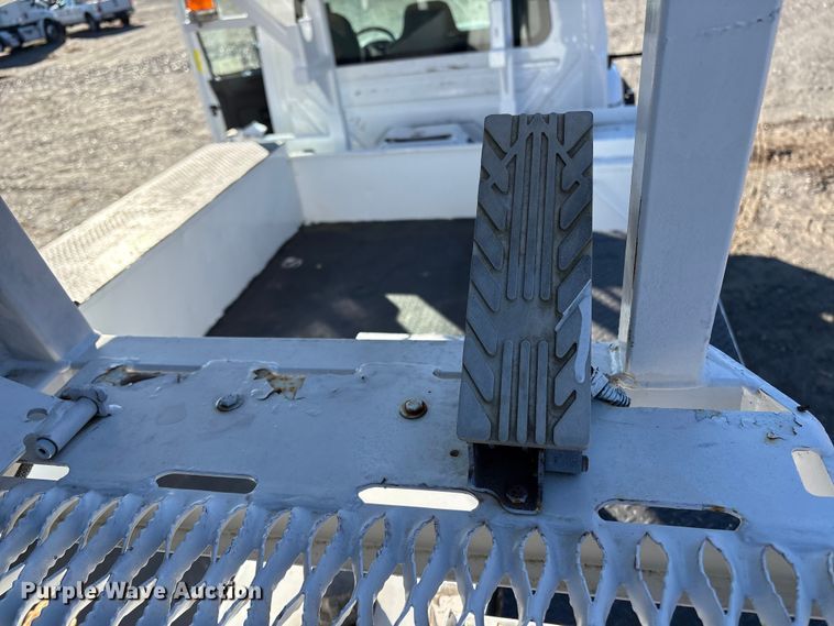 image for item DT2760 2016 International 7300 digger derrick truck