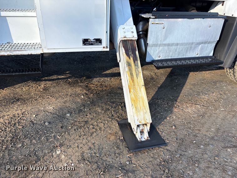 image for item DT2760 2016 International 7300 digger derrick truck