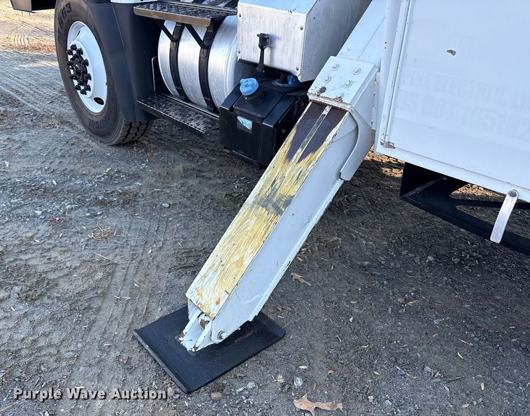 image for item DT2760 2016 International 7300 digger derrick truck