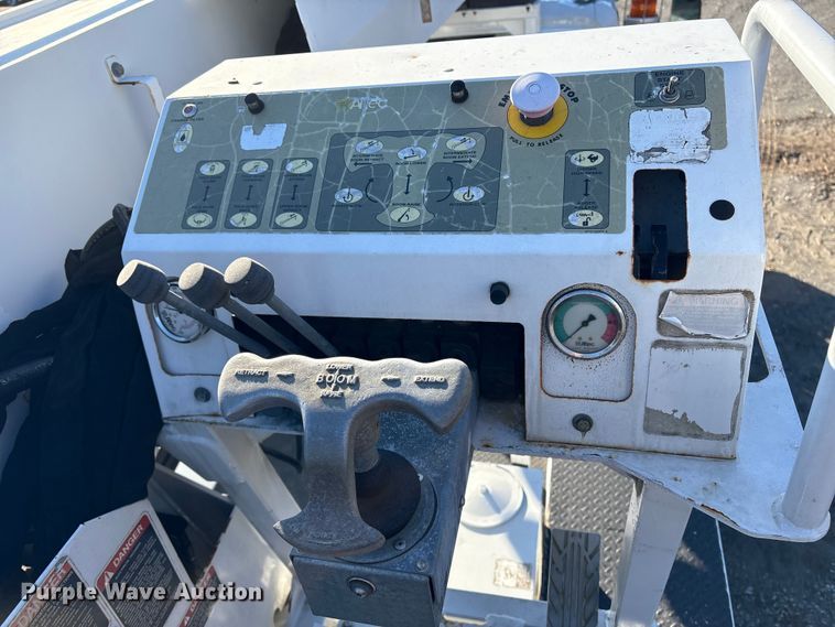 image for item DT2760 2016 International 7300 digger derrick truck