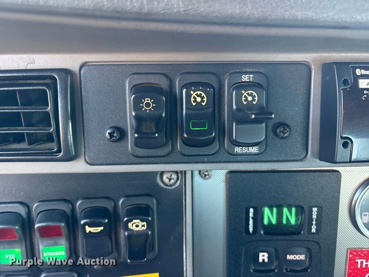 image for item DT2761 2015 Kenworth T370 digger derrick truck