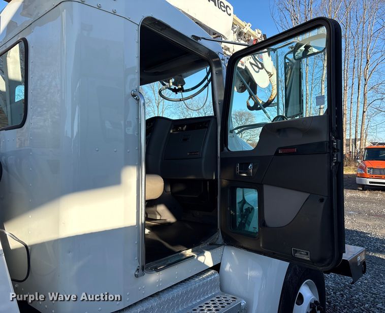 image for item DT2761 2015 Kenworth T370 digger derrick truck