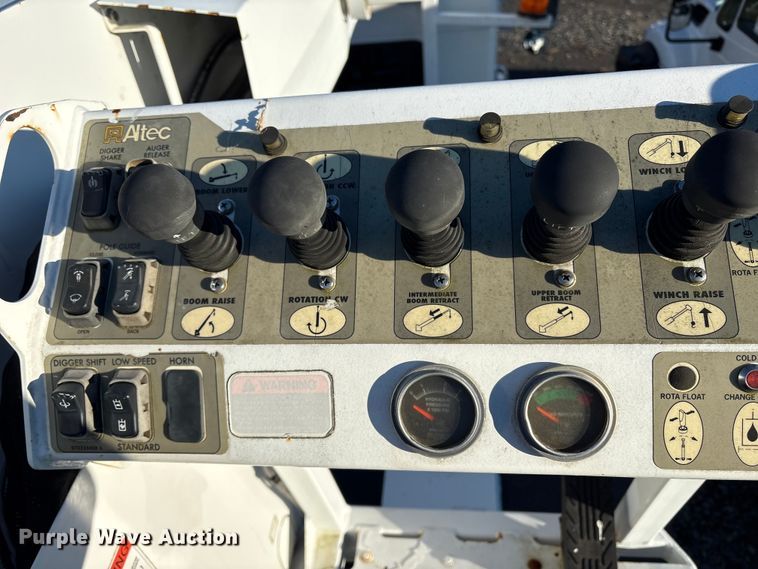 image for item DT2761 2015 Kenworth T370 digger derrick truck