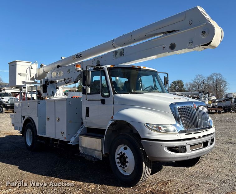 image for item DT2765 2017 International 4300 bucket truck