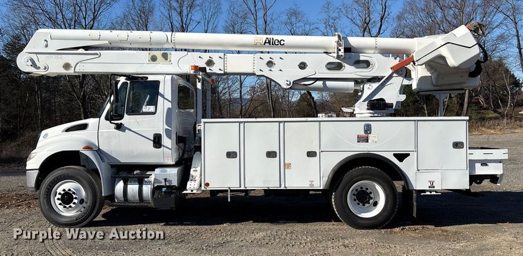 image for item DT2765 2017 International 4300 bucket truck