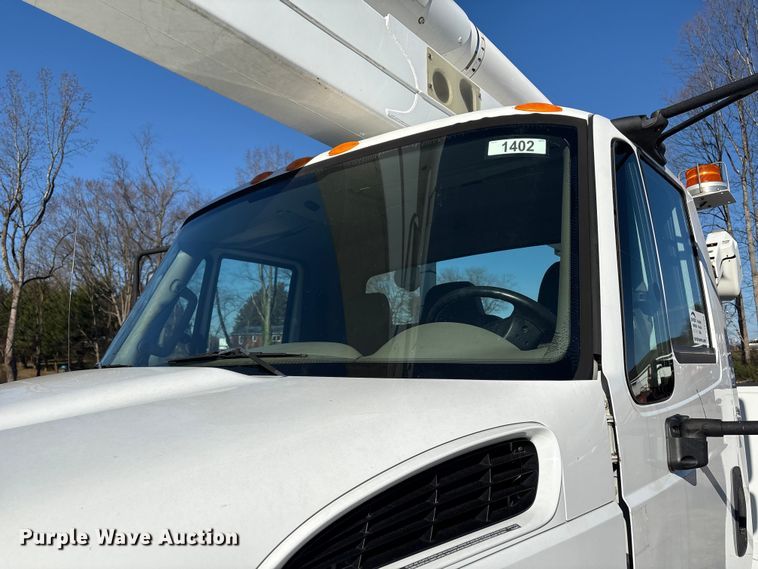 image for item DT2765 2017 International 4300 bucket truck