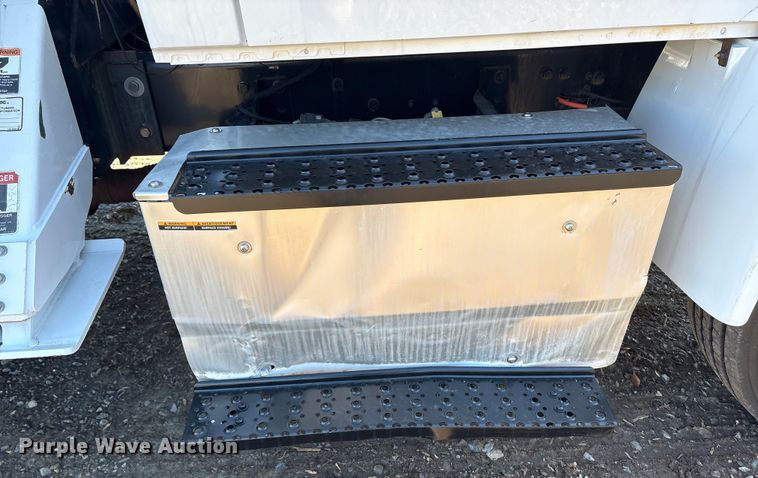 image for item DT2765 2017 International 4300 bucket truck