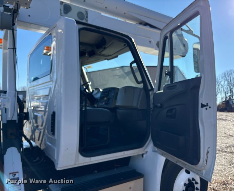 image for item DT2765 2017 International 4300 bucket truck