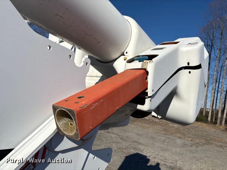 image for item DT2765 2017 International 4300 bucket truck