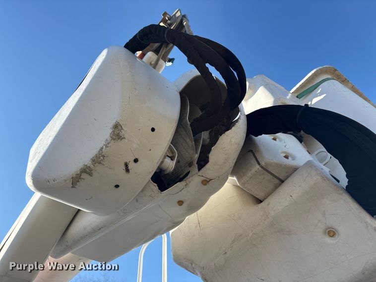 image for item DT2765 2017 International 4300 bucket truck