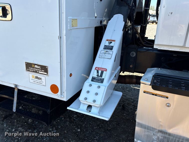 image for item DT2765 2017 International 4300 bucket truck