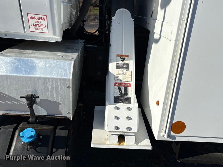 image for item DT2765 2017 International 4300 bucket truck