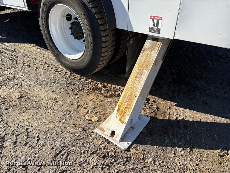 image for item DT2765 2017 International 4300 bucket truck