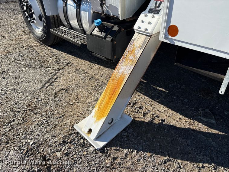 image for item DT2765 2017 International 4300 bucket truck