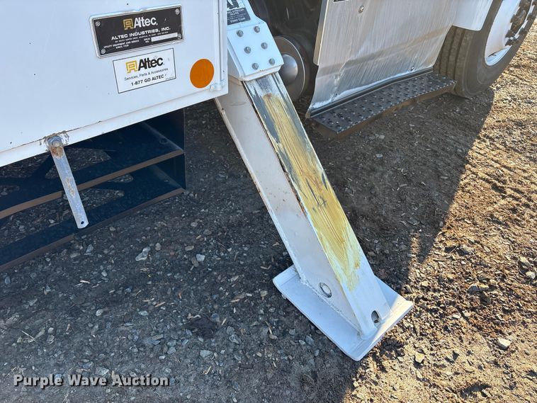 image for item DT2765 2017 International 4300 bucket truck