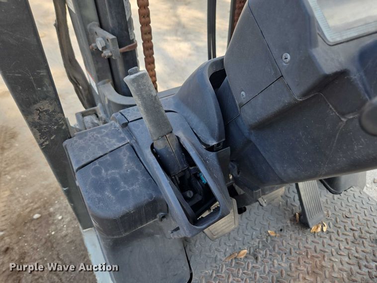 image for item DT4717 Nissan 40 forklift