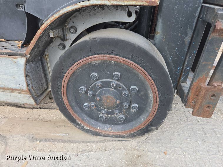 image for item DT4717 Nissan 40 forklift