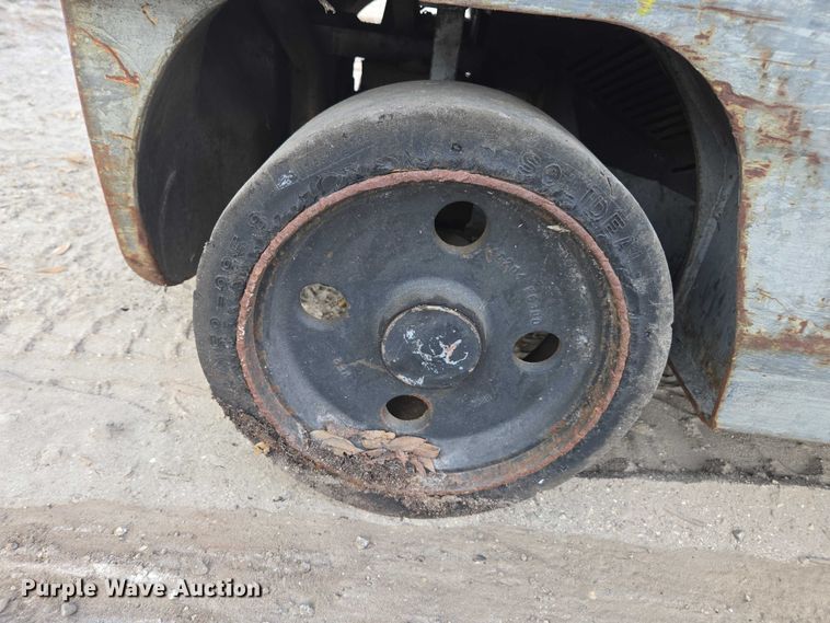 image for item DT4717 Nissan 40 forklift