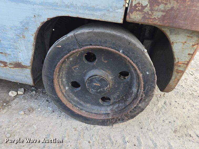 image for item DT4717 Nissan 40 forklift