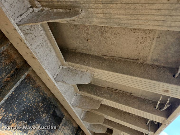 image for item DT4718 2006 Mac end dump trailer