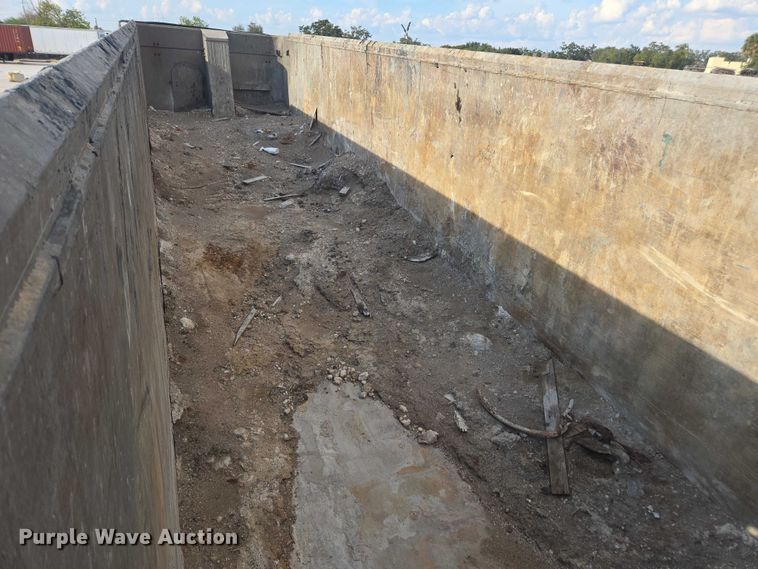 image for item DT4718 2006 Mac end dump trailer