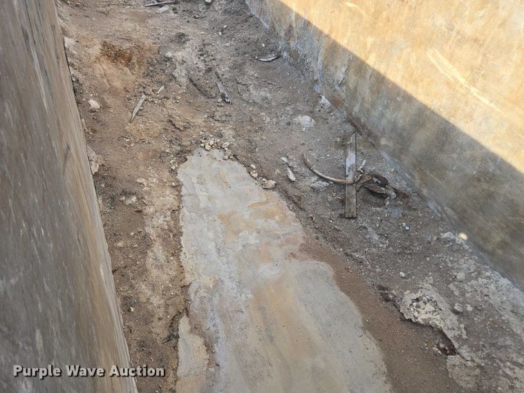 image for item DT4718 2006 Mac end dump trailer