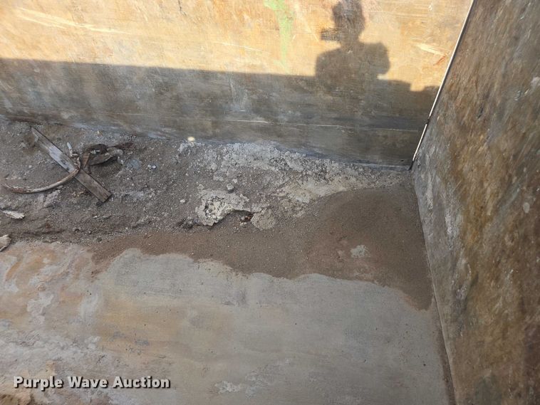 image for item DT4718 2006 Mac end dump trailer