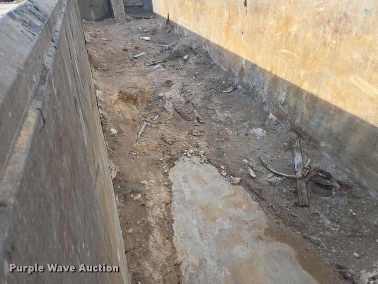 image for item DT4718 2006 Mac end dump trailer