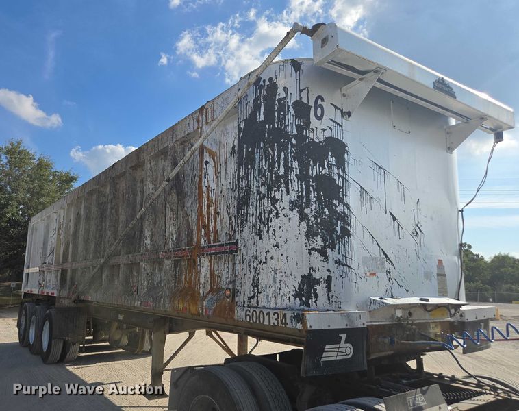 image for item DT4720 2010 Transcraft end dump trailer