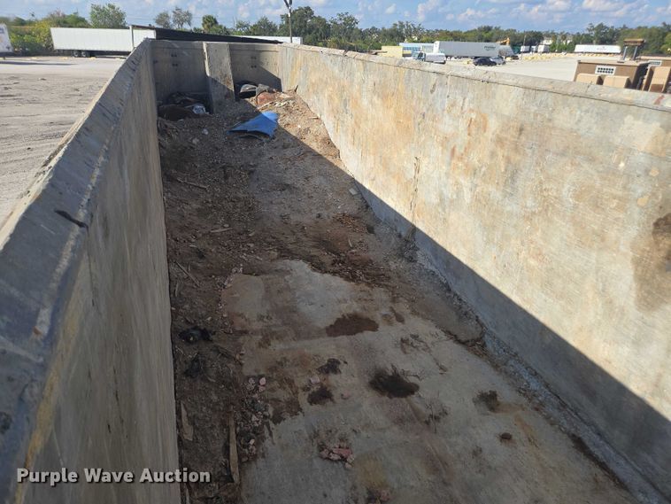 image for item DT4720 2010 Transcraft end dump trailer