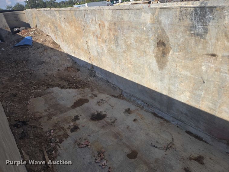 image for item DT4720 2010 Transcraft end dump trailer