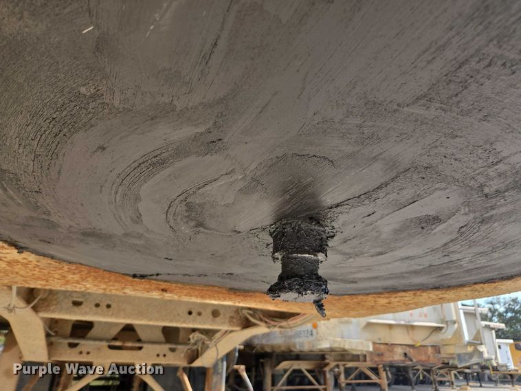 image for item DT4720 2010 Transcraft end dump trailer