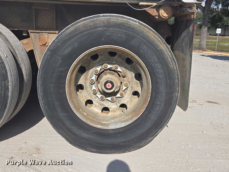 image for item DT4720 2010 Transcraft end dump trailer