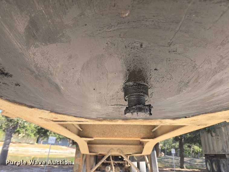 image for item DT4721 2006 Mac end dump trailer