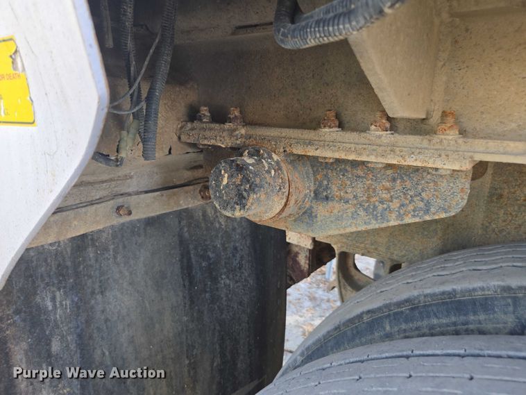 image for item DT4721 2006 Mac end dump trailer