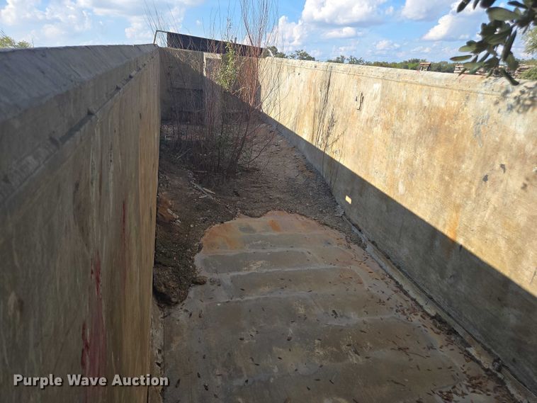 image for item DT4721 2006 Mac end dump trailer