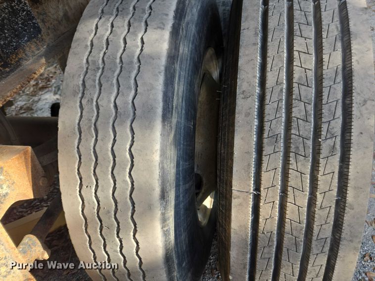 image for item DT4721 2006 Mac end dump trailer