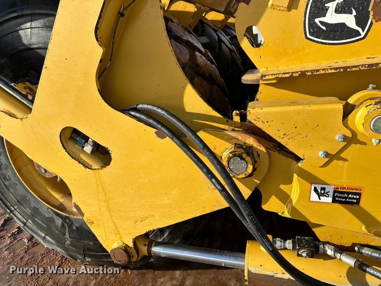 image for item DT6475 John Deere 2112C scraper