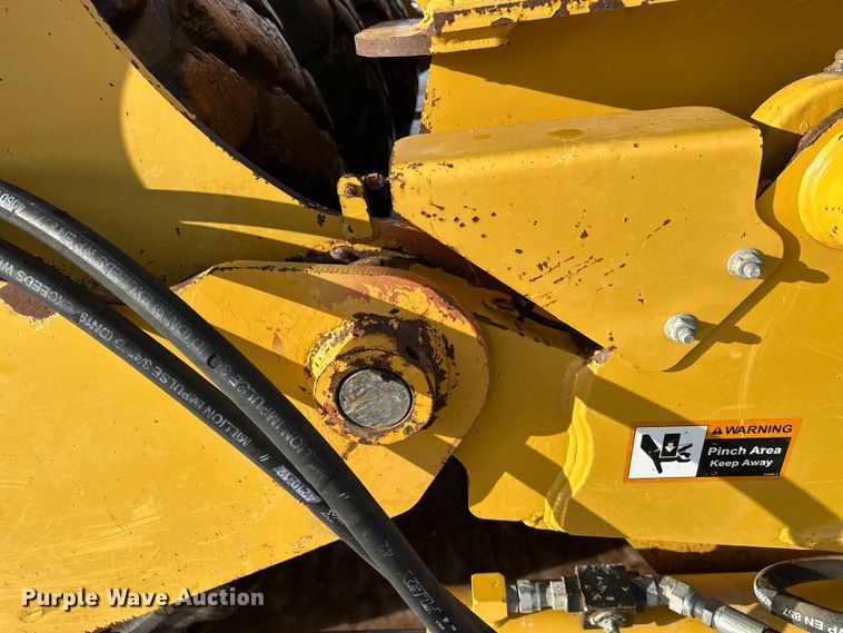 image for item DT6475 John Deere 2112C scraper