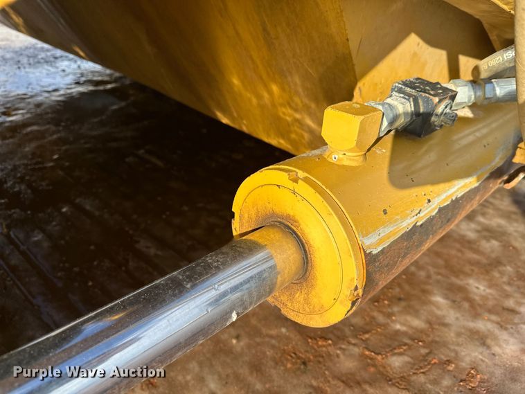 image for item DT6475 John Deere 2112C scraper