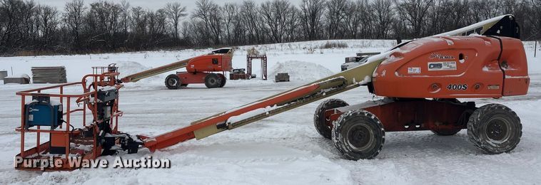 image for item DT6484 2001 JLG 400S boom lift