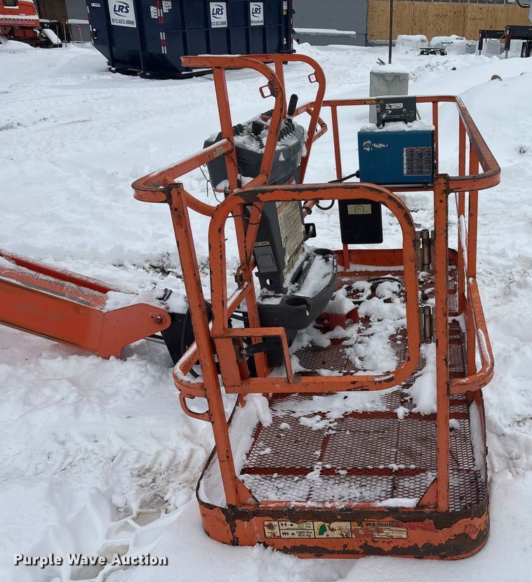 image for item DT6484 2001 JLG 400S boom lift