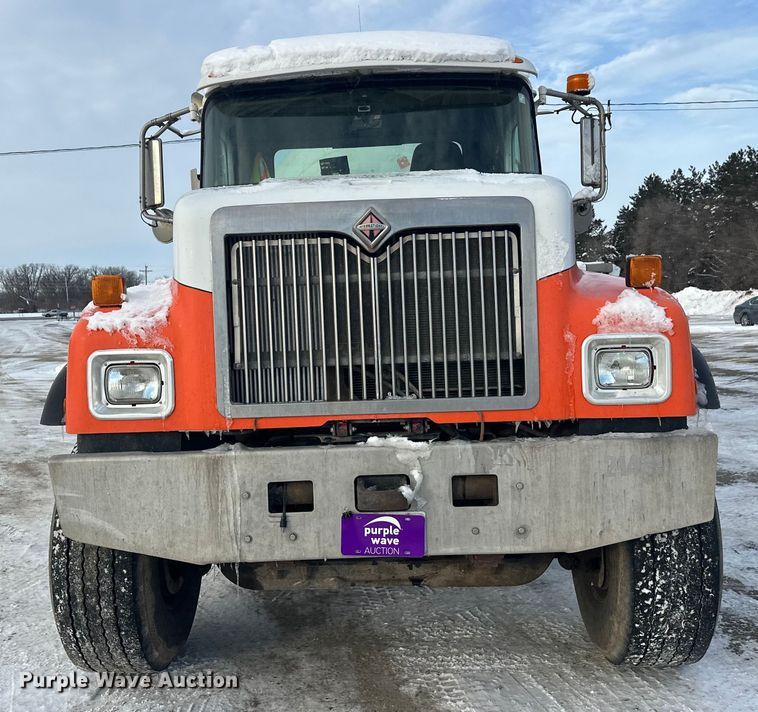 image for item DT6491 2004 International 5500i ready mix truck