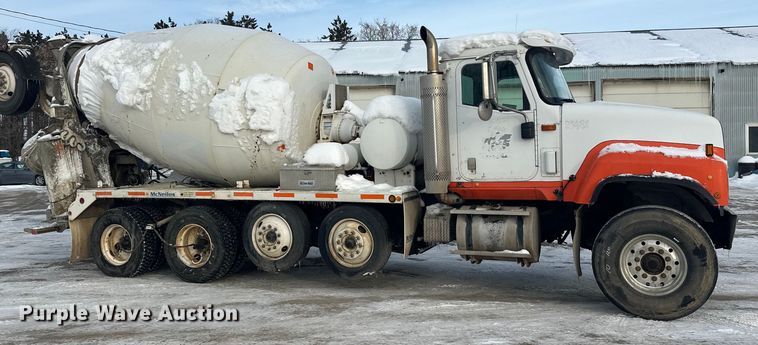 image for item DT6491 2004 International 5500i ready mix truck